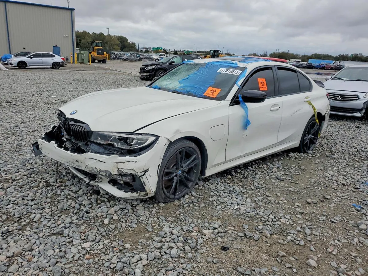 BMW 330E - фото 1