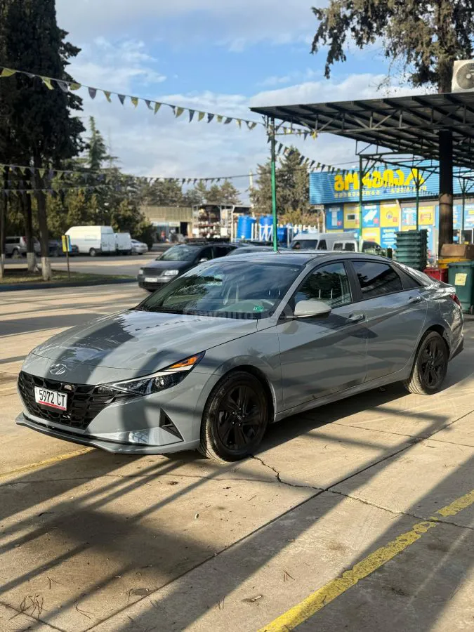 Hyundai Elantra - фото 1