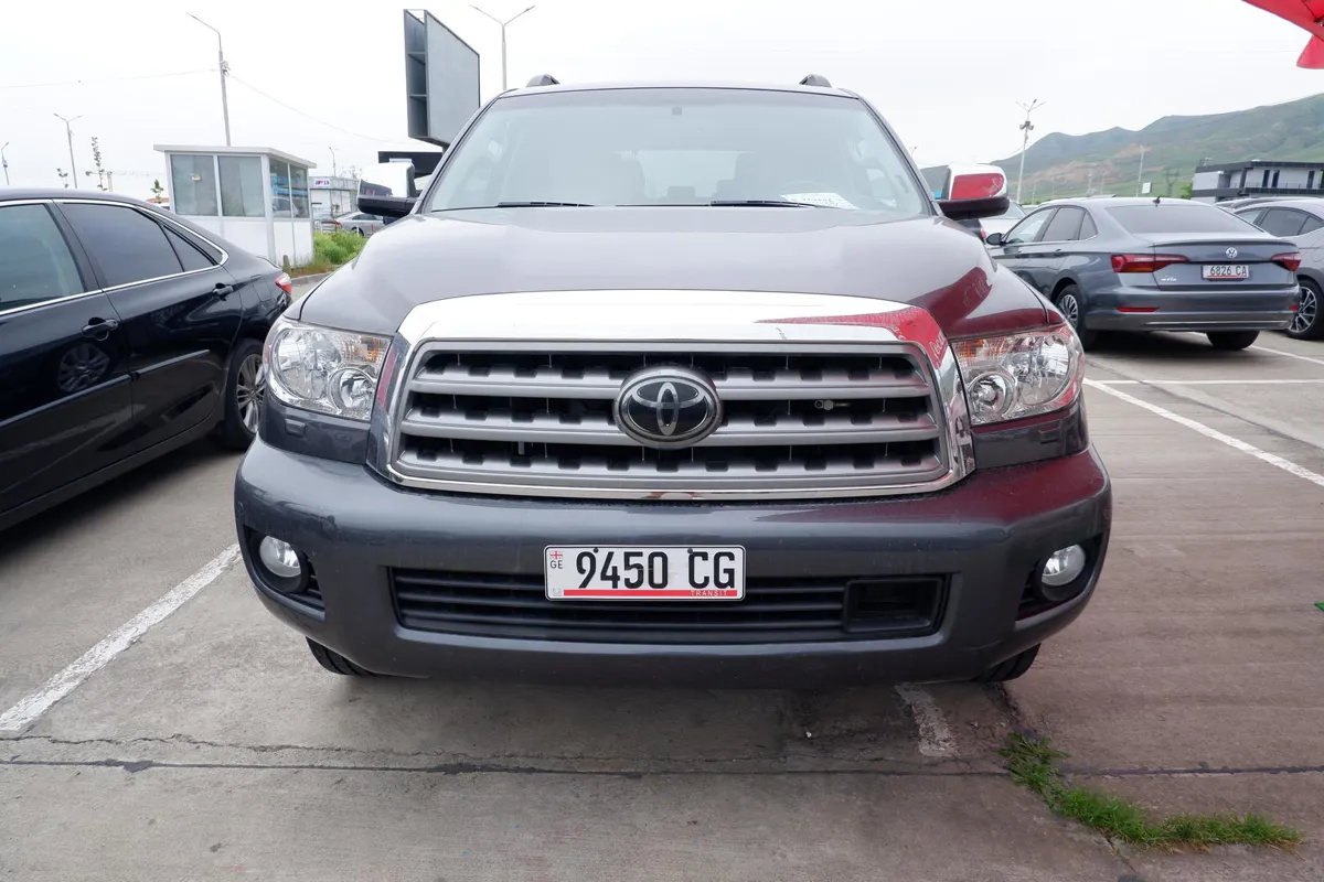 Toyota Sequoia - фото 1