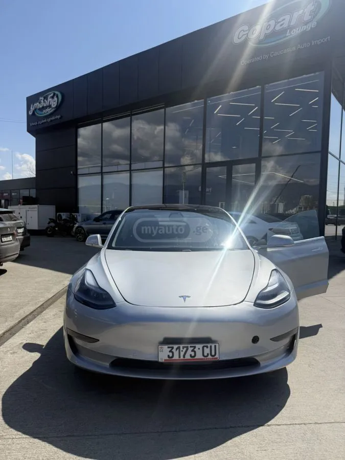 Tesla Model 3 - фото 1