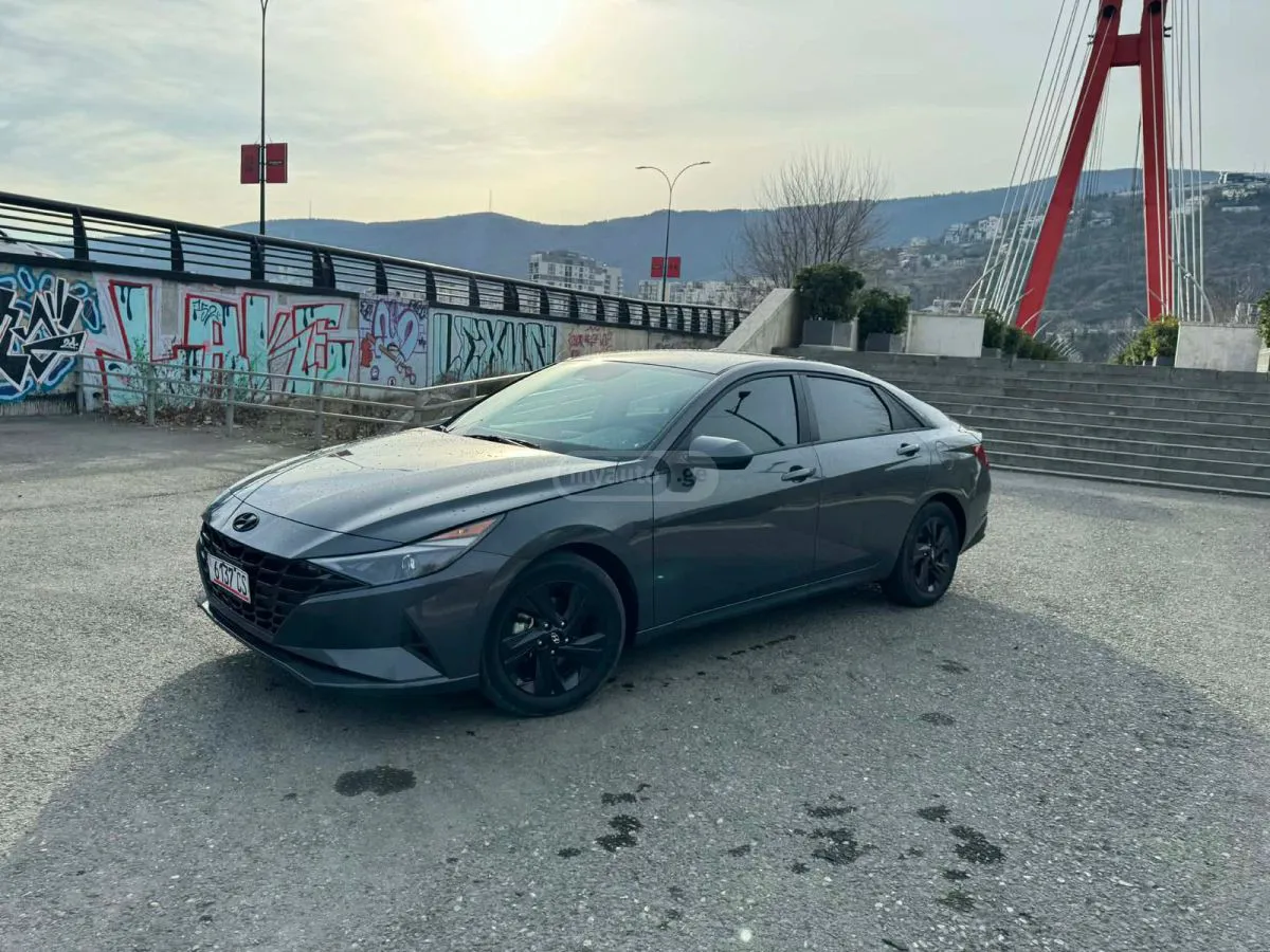 Hyundai Elantra - фото 1