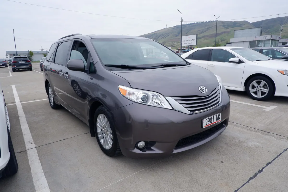 Toyota Sienna - фото 1