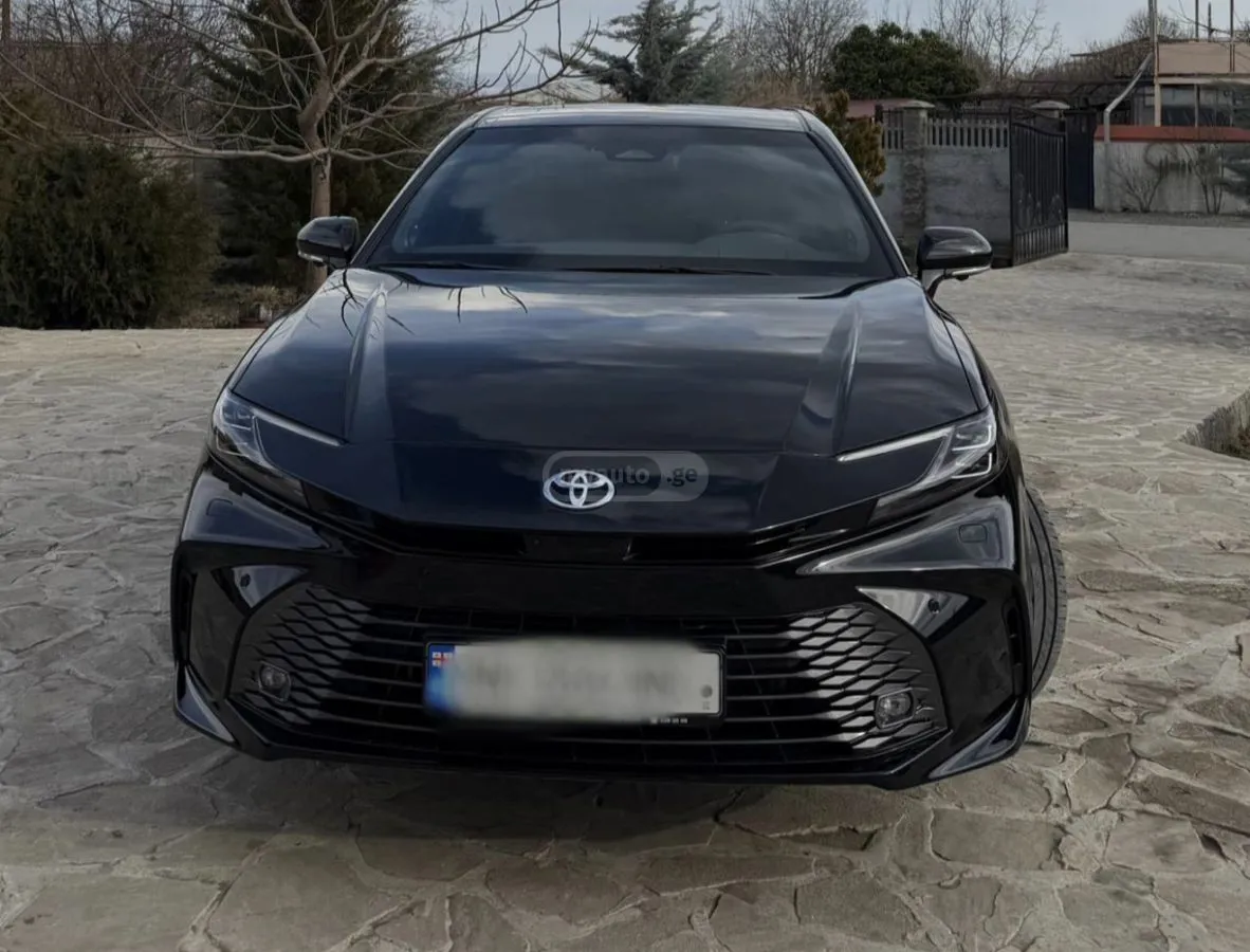 Toyota Camry - фото 1