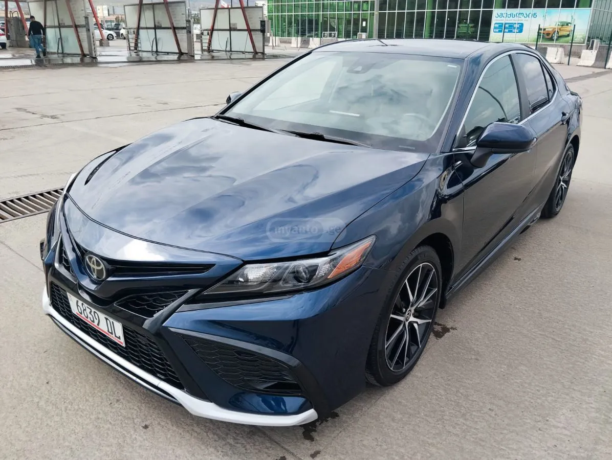 Toyota Camry - фото 1