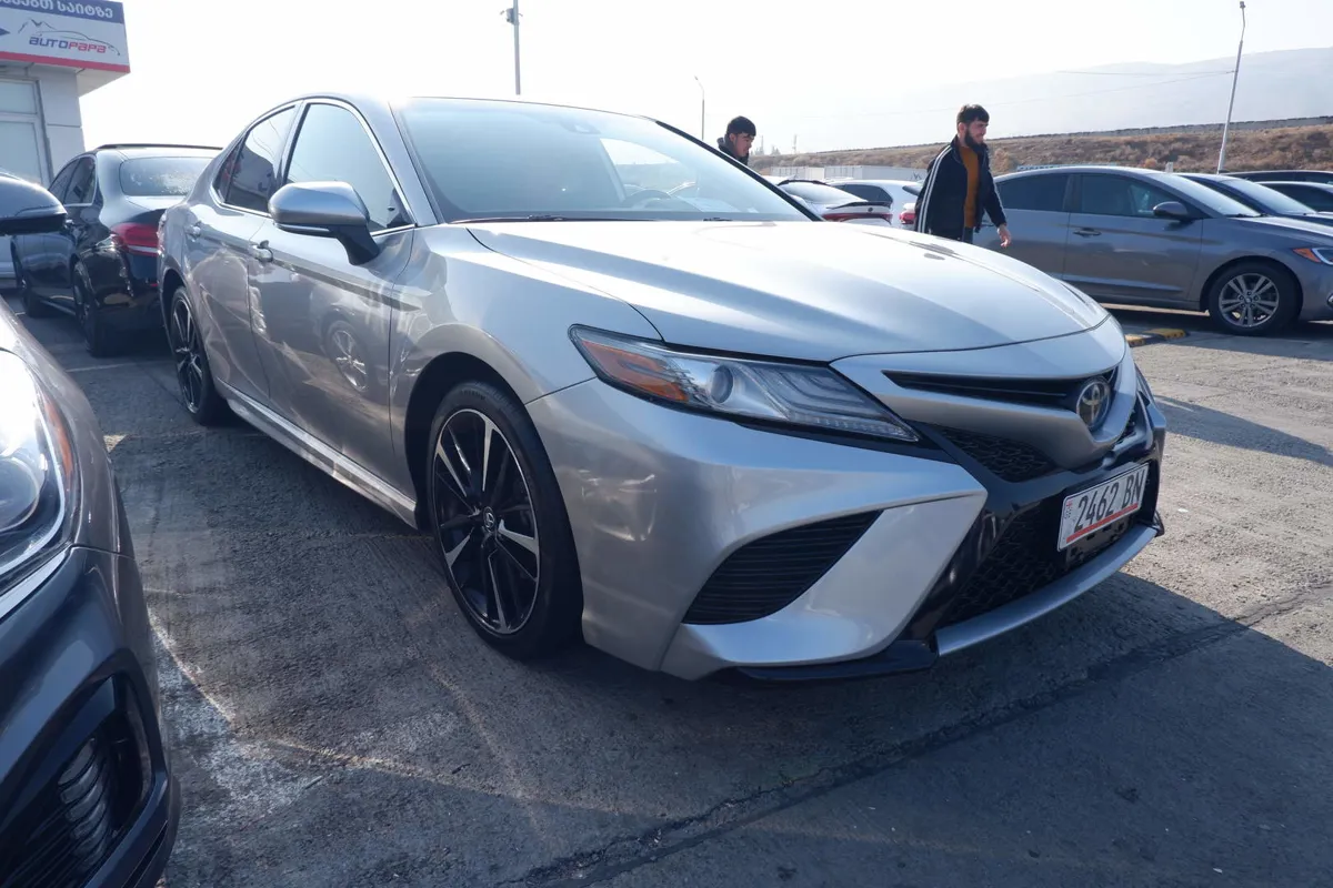 Toyota Camry - фото 1