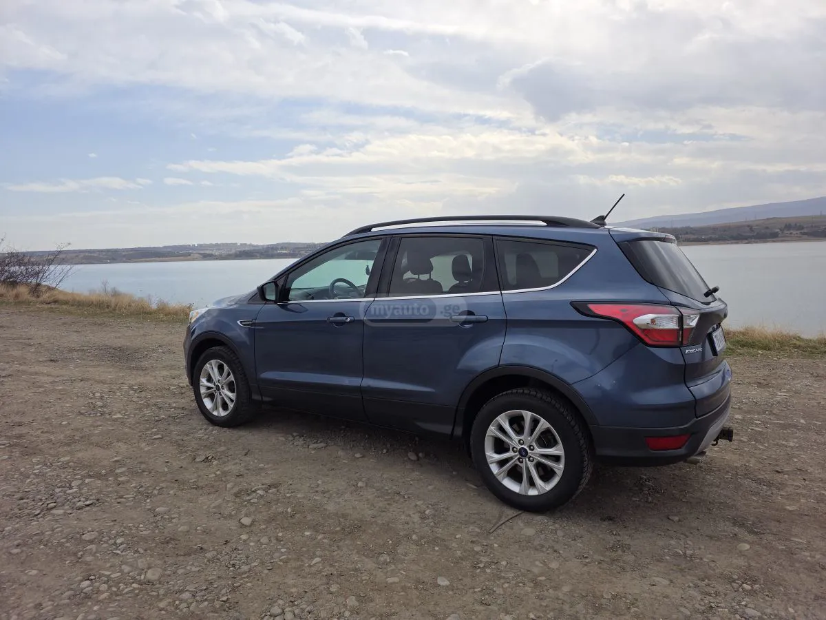 Ford Escape - фото 1