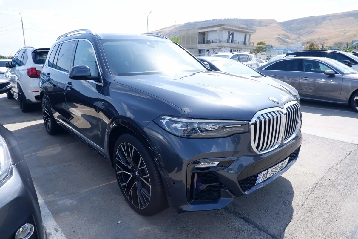 BMW X7 - фото 1