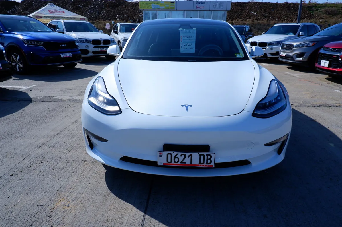 Tesla Model 3 - фото 1