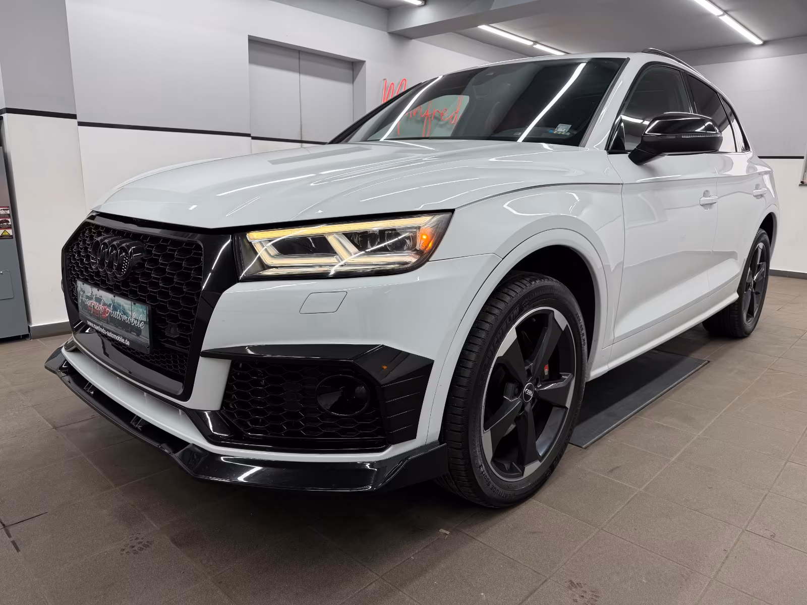 Audi SQ5 - фото 1