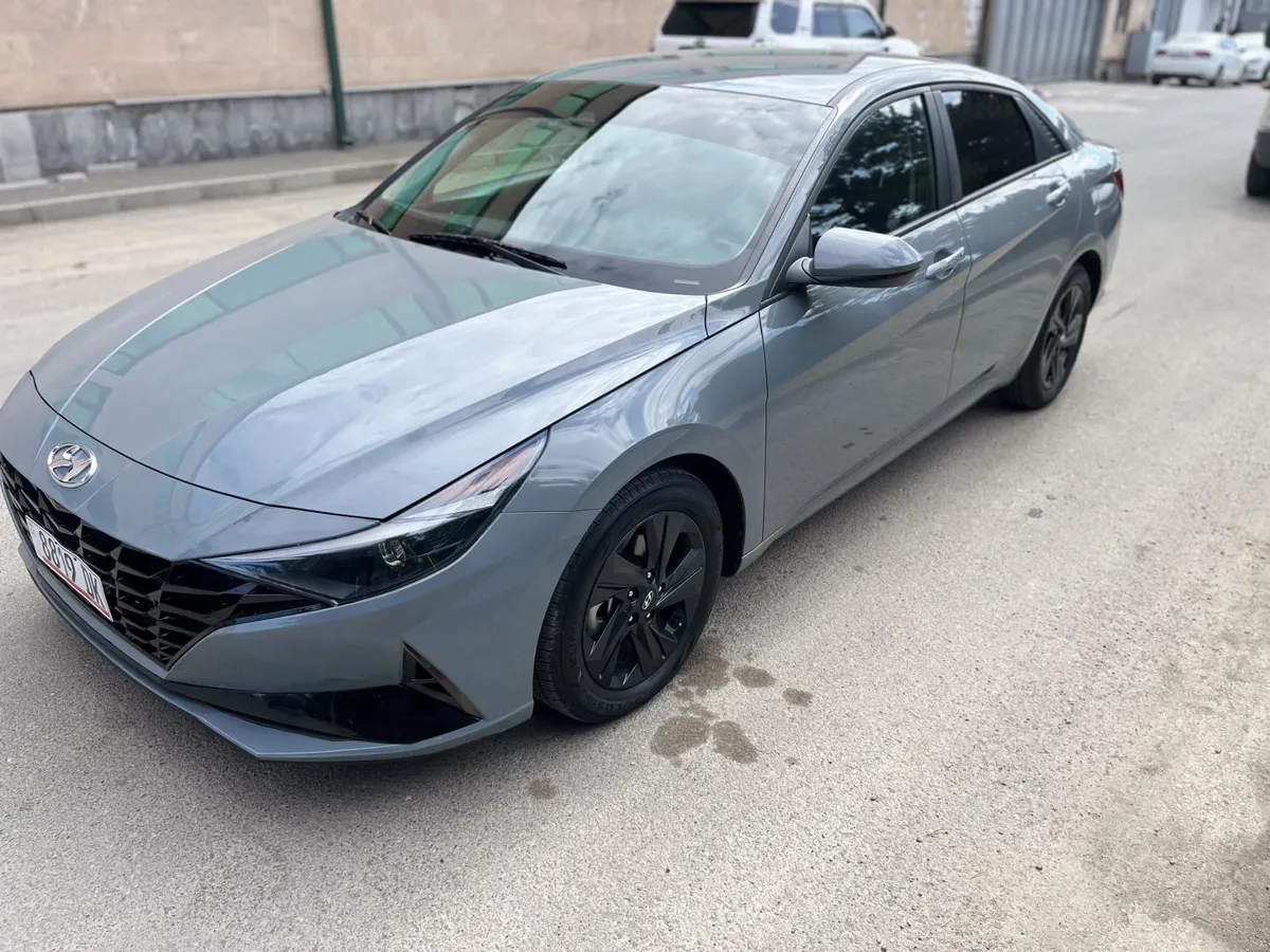 Hyundai Elantra - фото 1