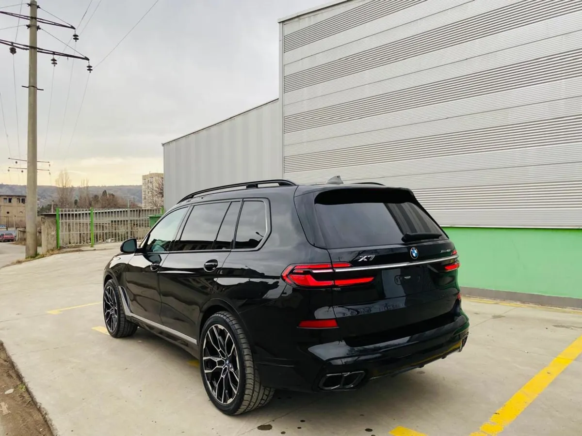 BMW X7 - фото 1