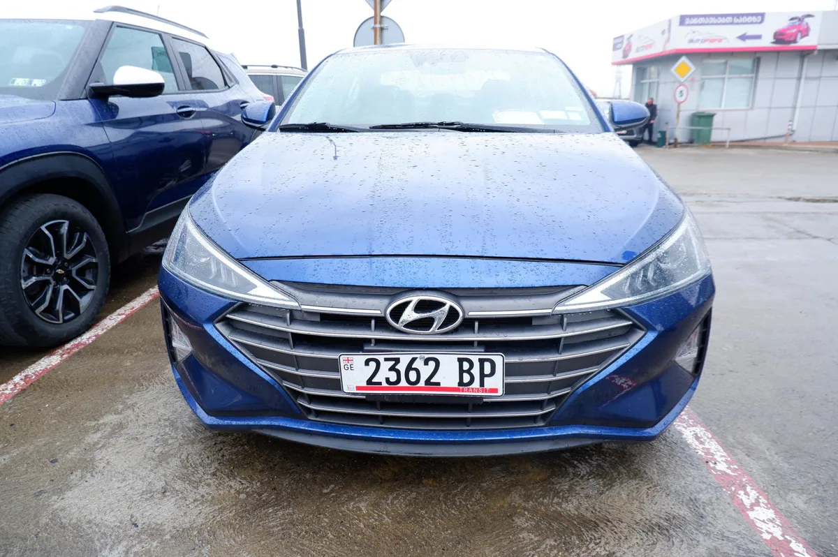 Hyundai Elantra - фото 1