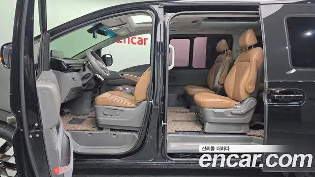 Hyundai Staria - фото 1