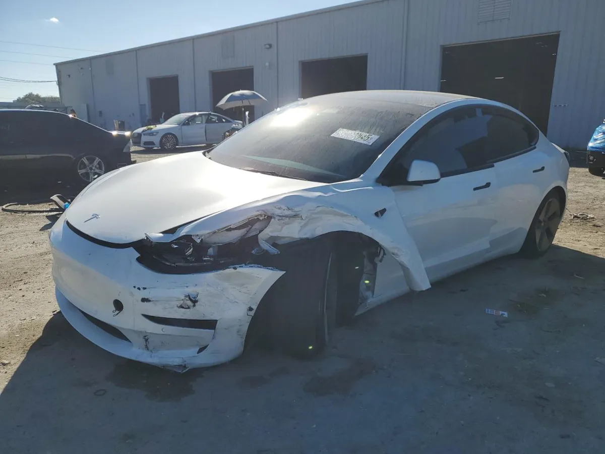 TESLA MODEL 3 - фото 1