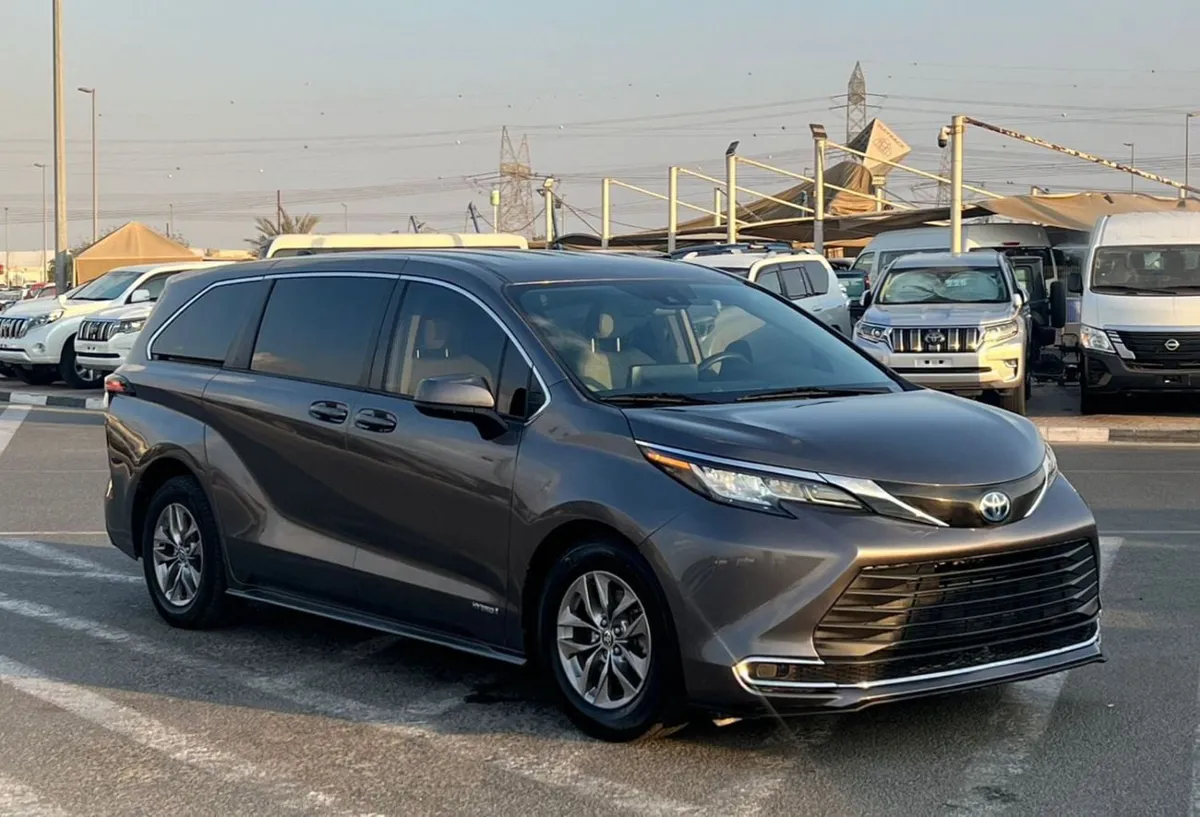 Toyota Sienna - фото 1