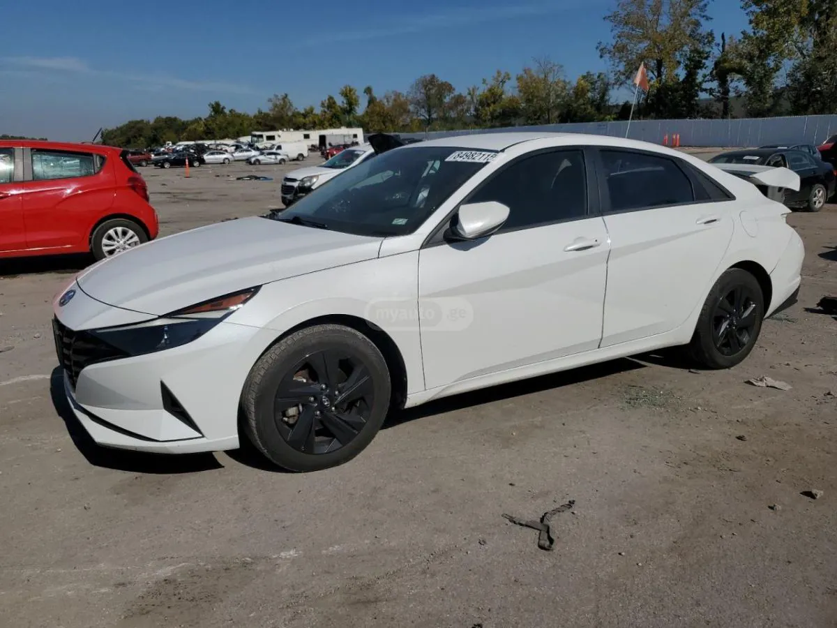 Hyundai Elantra - фото 1