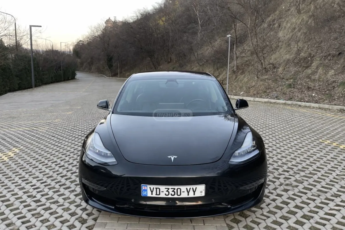 Tesla Model 3 - фото 1