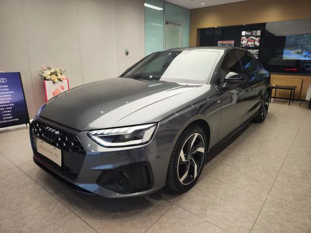 Audi A4L - фото 1