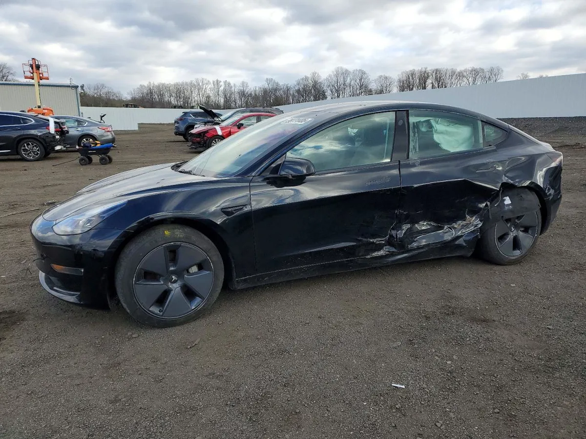 TESLA MODEL 3 - фото 1