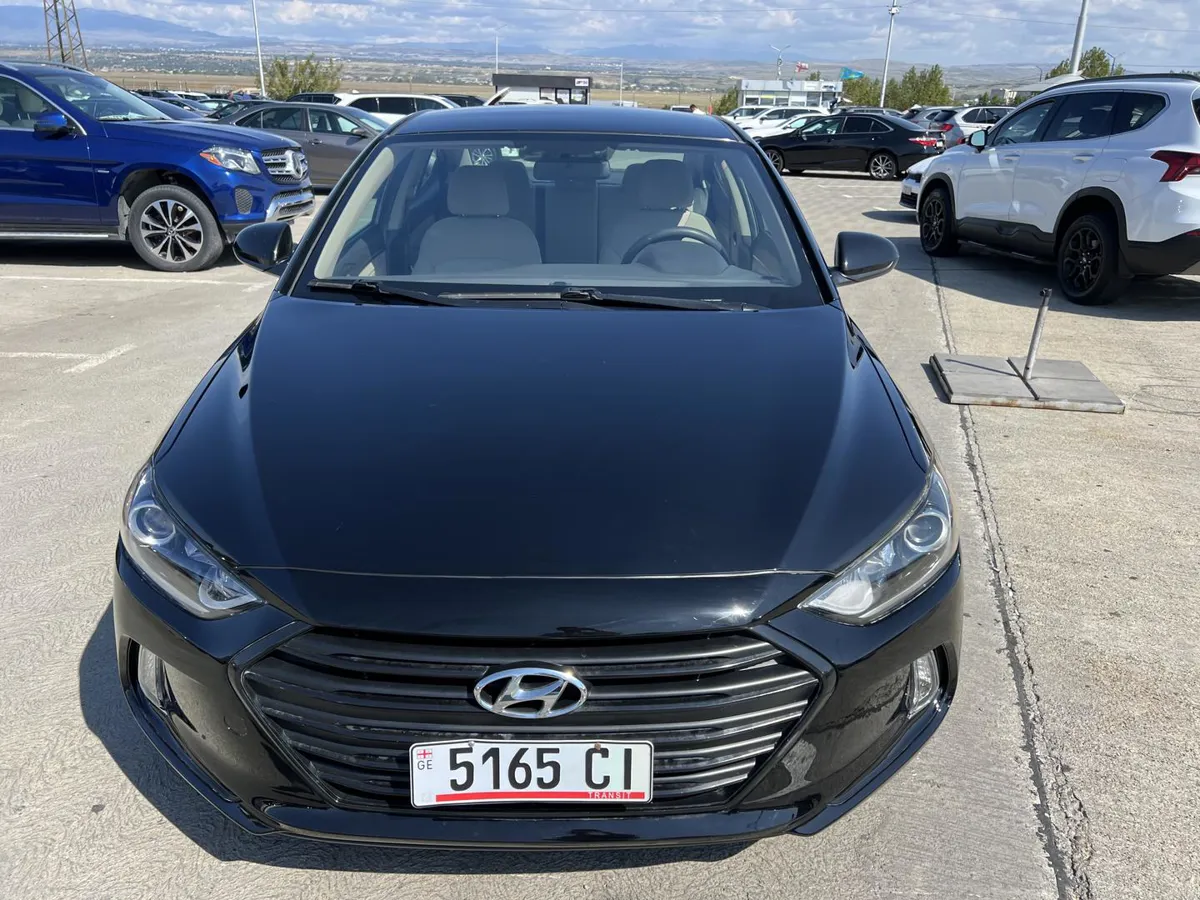 Hyundai Elantra - фото 1