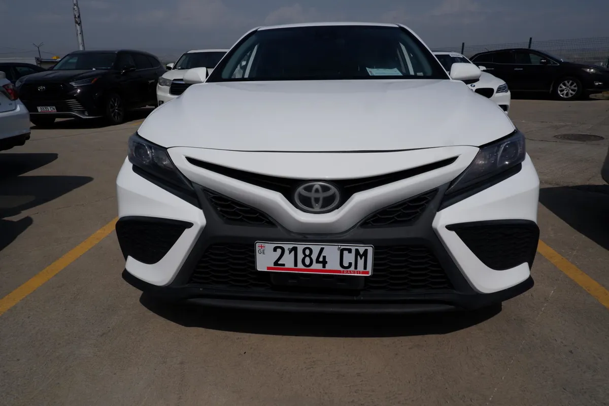Toyota Camry - фото 1