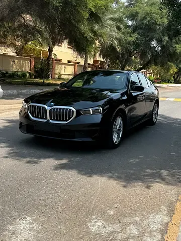 BMW 5-Series - фото 1