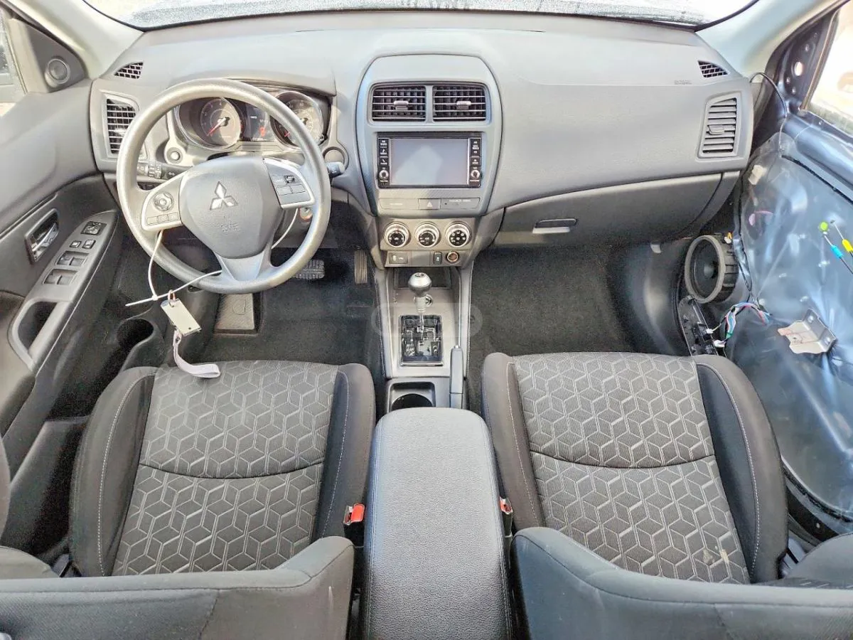 Mitsubishi Outlander - фото 1