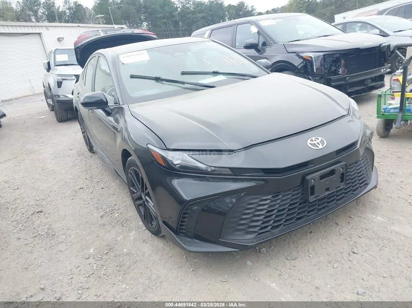 Toyota Camry - фото 1