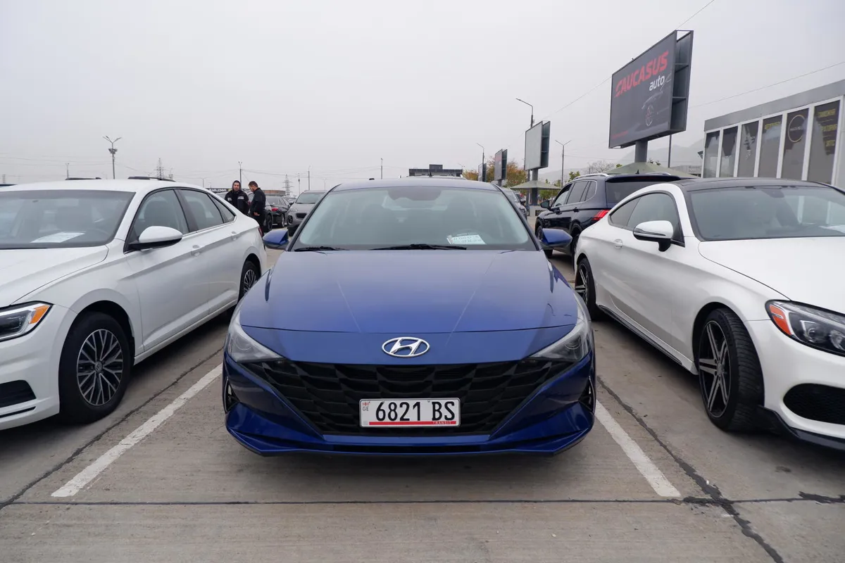 Hyundai Elantra - фото 1