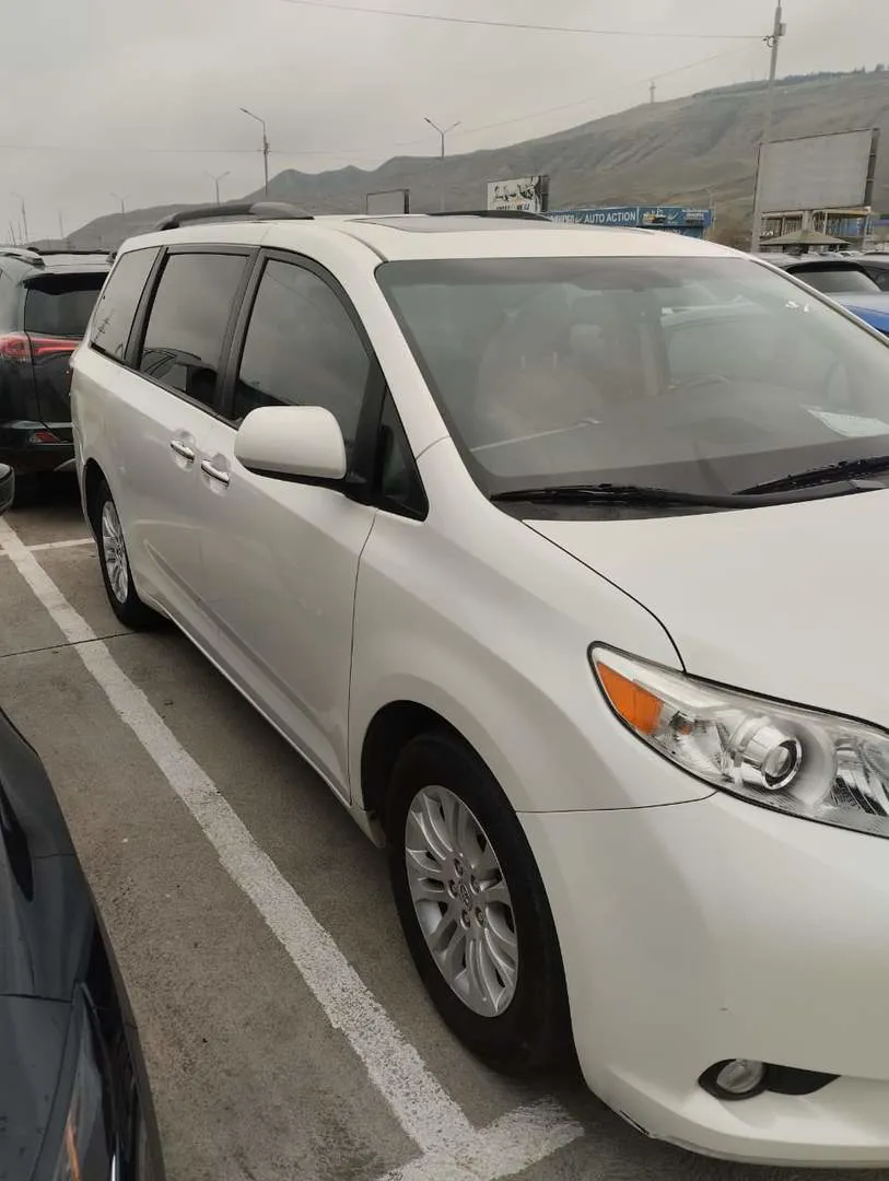 Toyota Sienna - фото 1