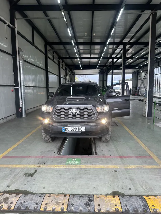 Toyota Tacoma - фото 1