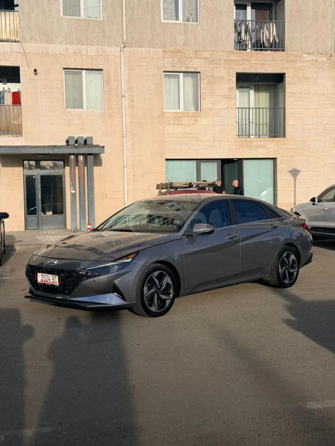 Hyundai Elantra - фото 1