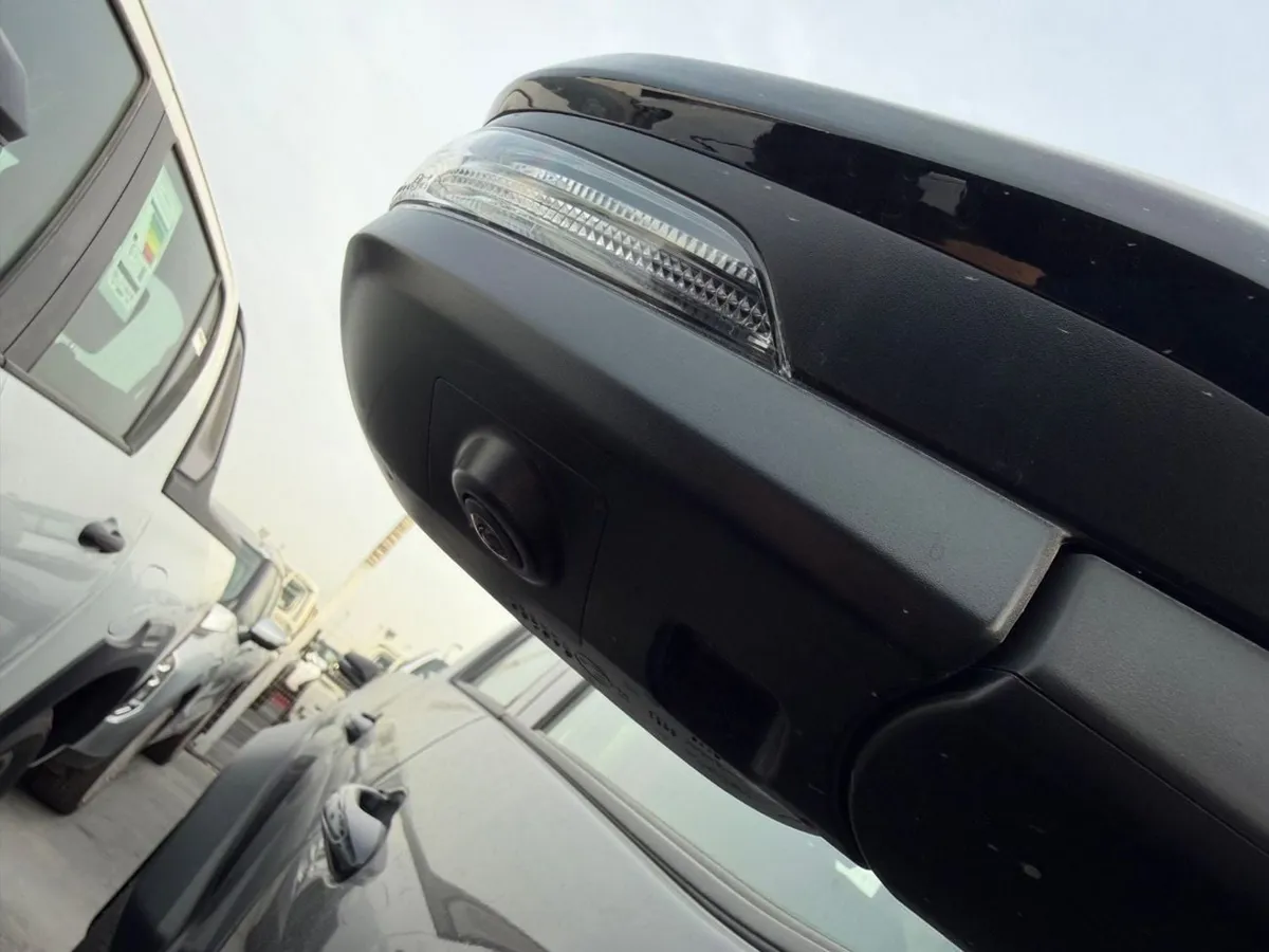 Toyota Hilux - фото 1