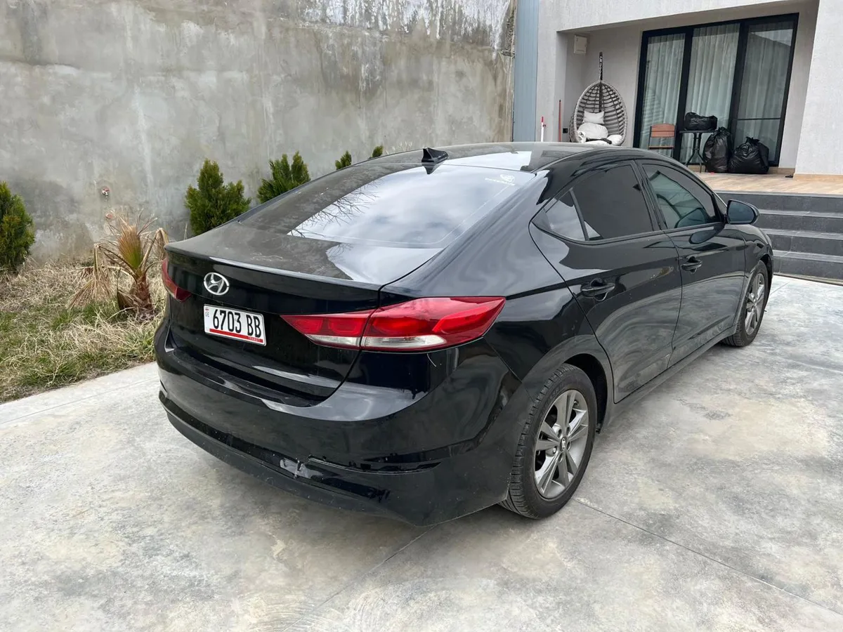 Hyundai Elantra - фото 1