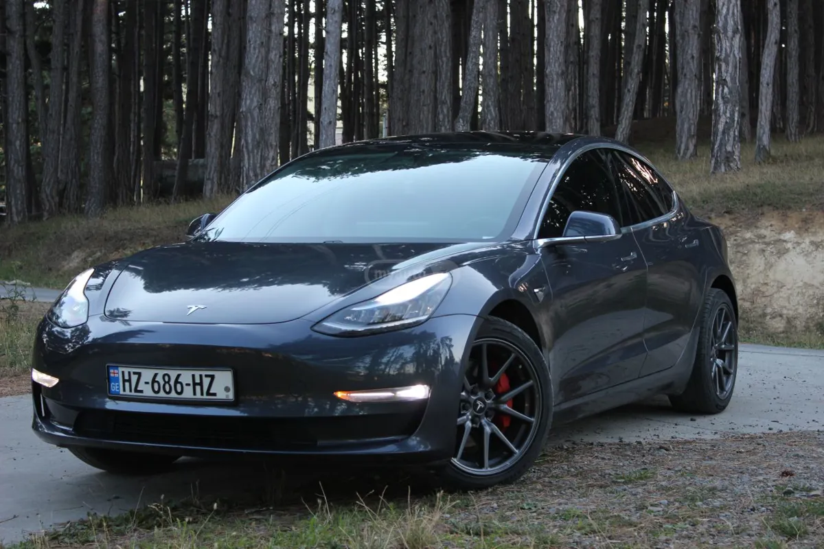 Tesla Model 3 - фото 1