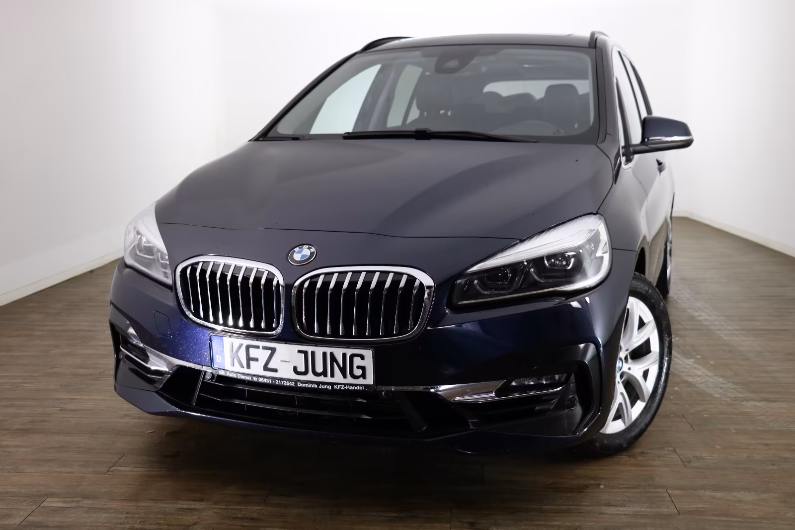 BMW 220 - фото 1