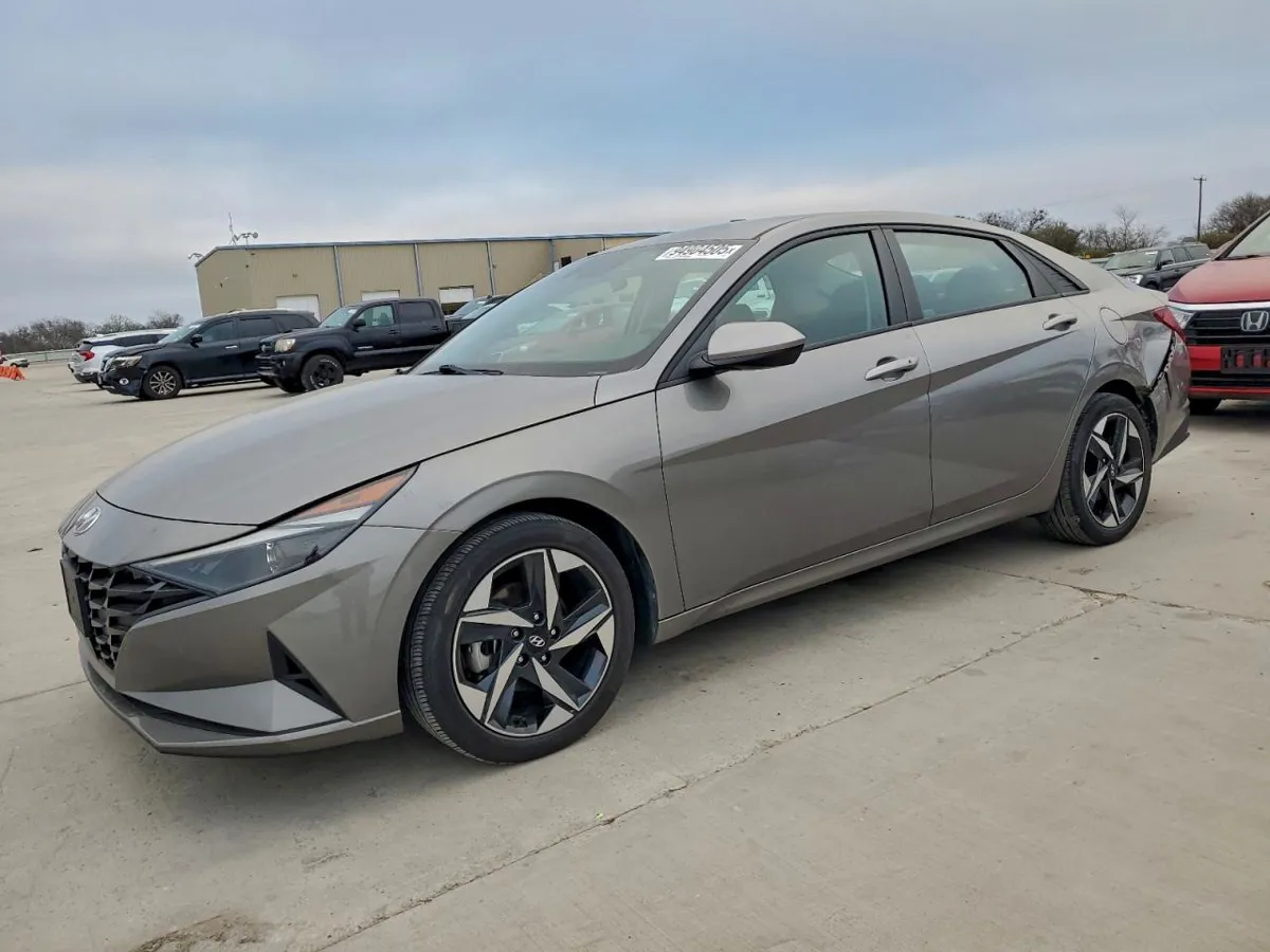 HYUNDAI ELANTRA - фото 1