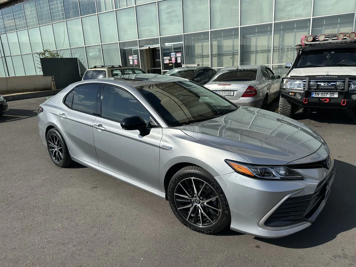 Toyota Camry - фото 1