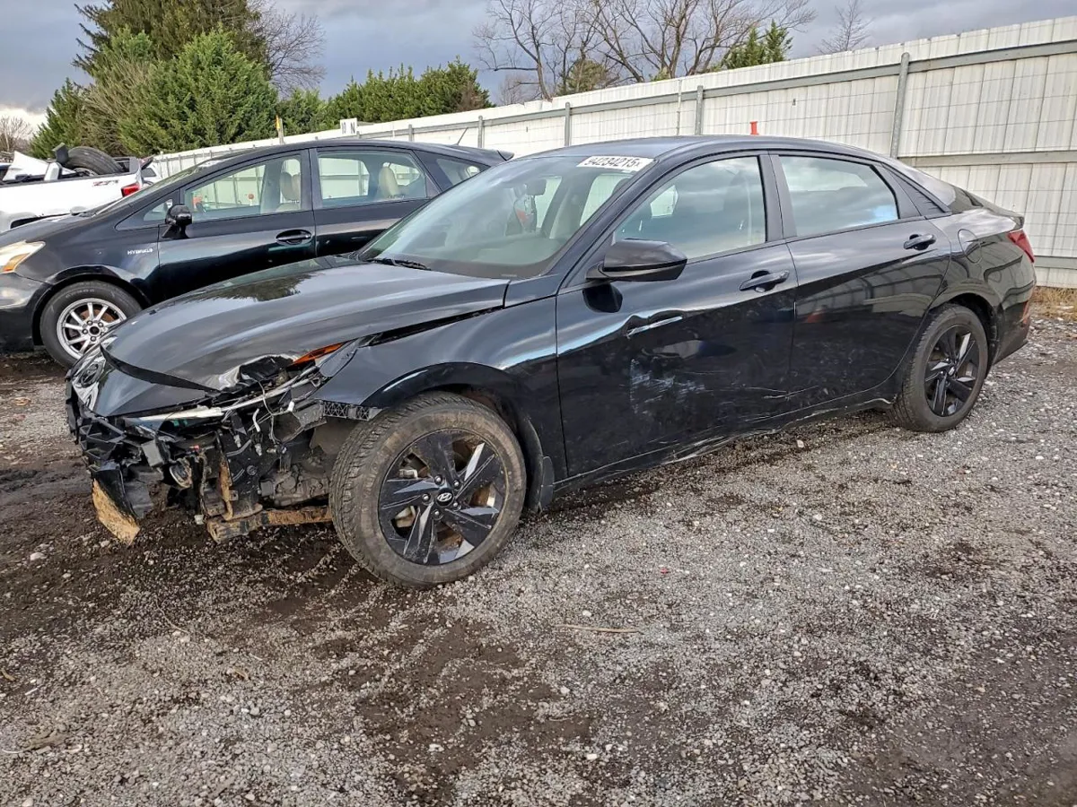 HYUNDAI ELANTRA - фото 1