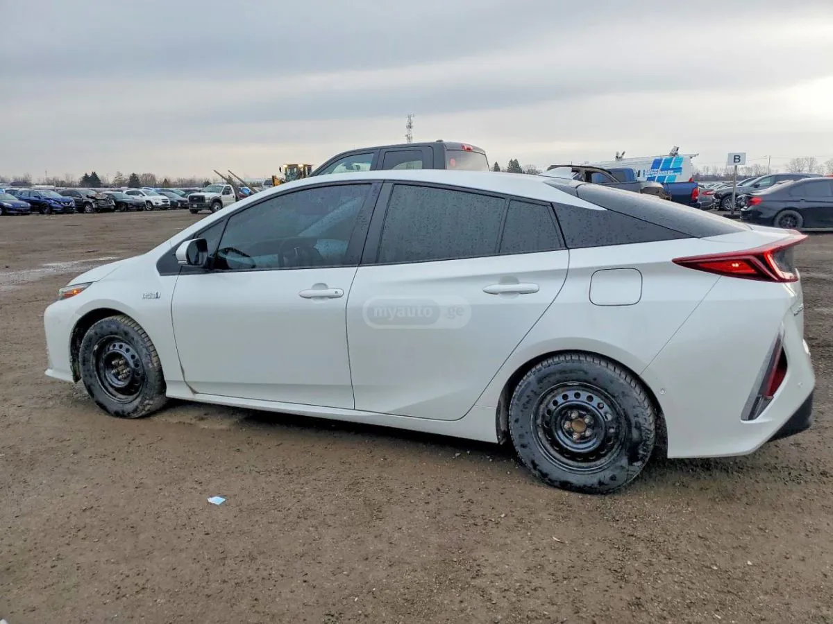 Toyota Prius - фото 1