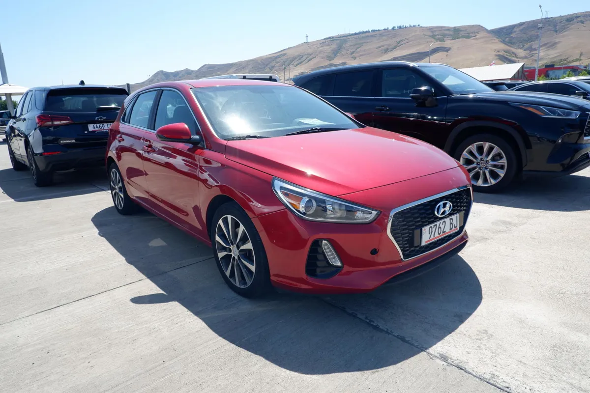 Hyundai Elantra - фото 1