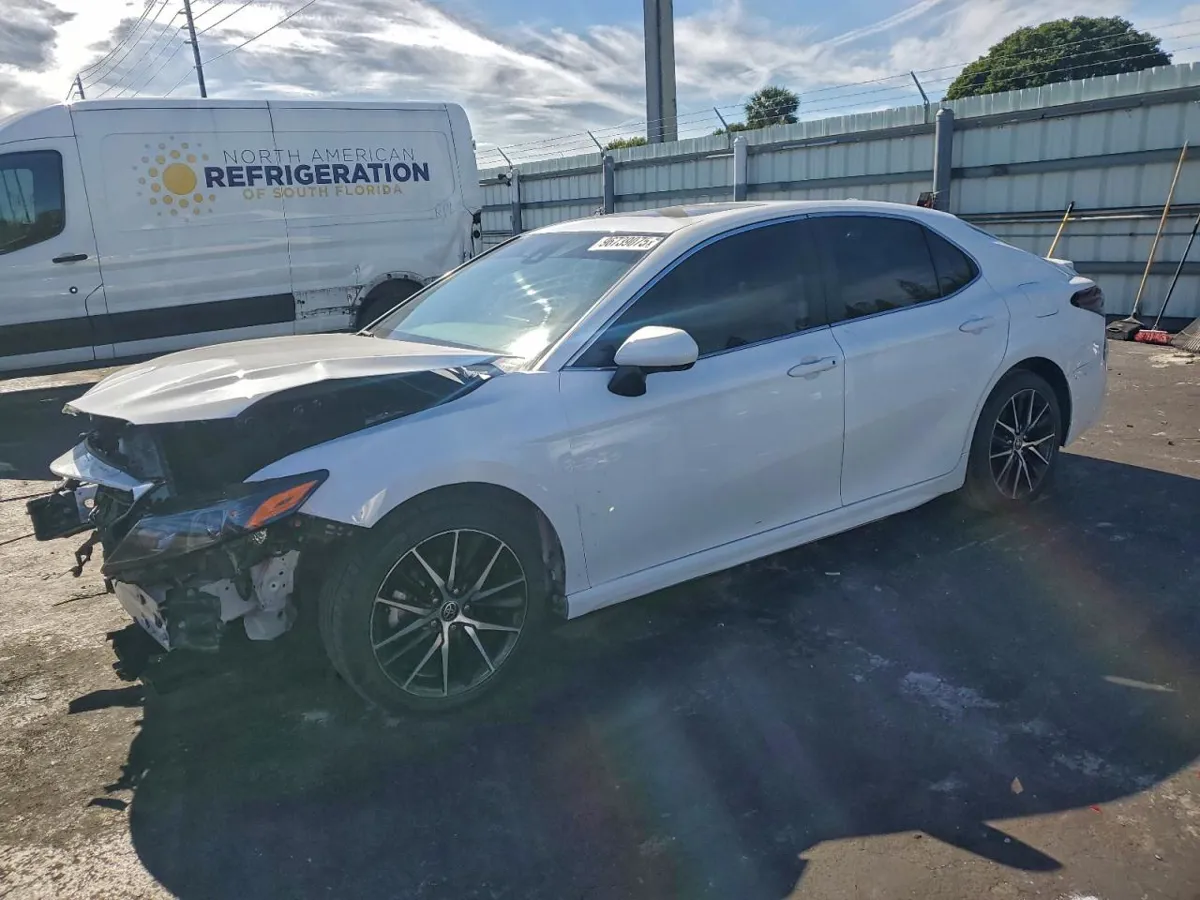 TOYOTA CAMRY - фото 1