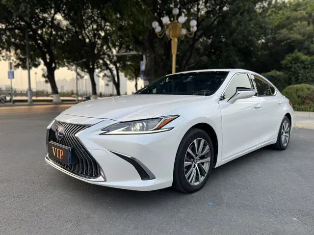 Lexus ES - фото 1