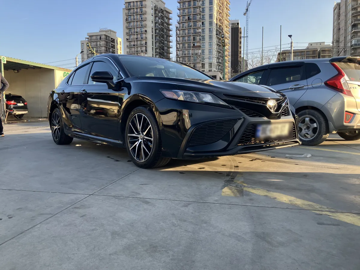 Toyota Camry - фото 1