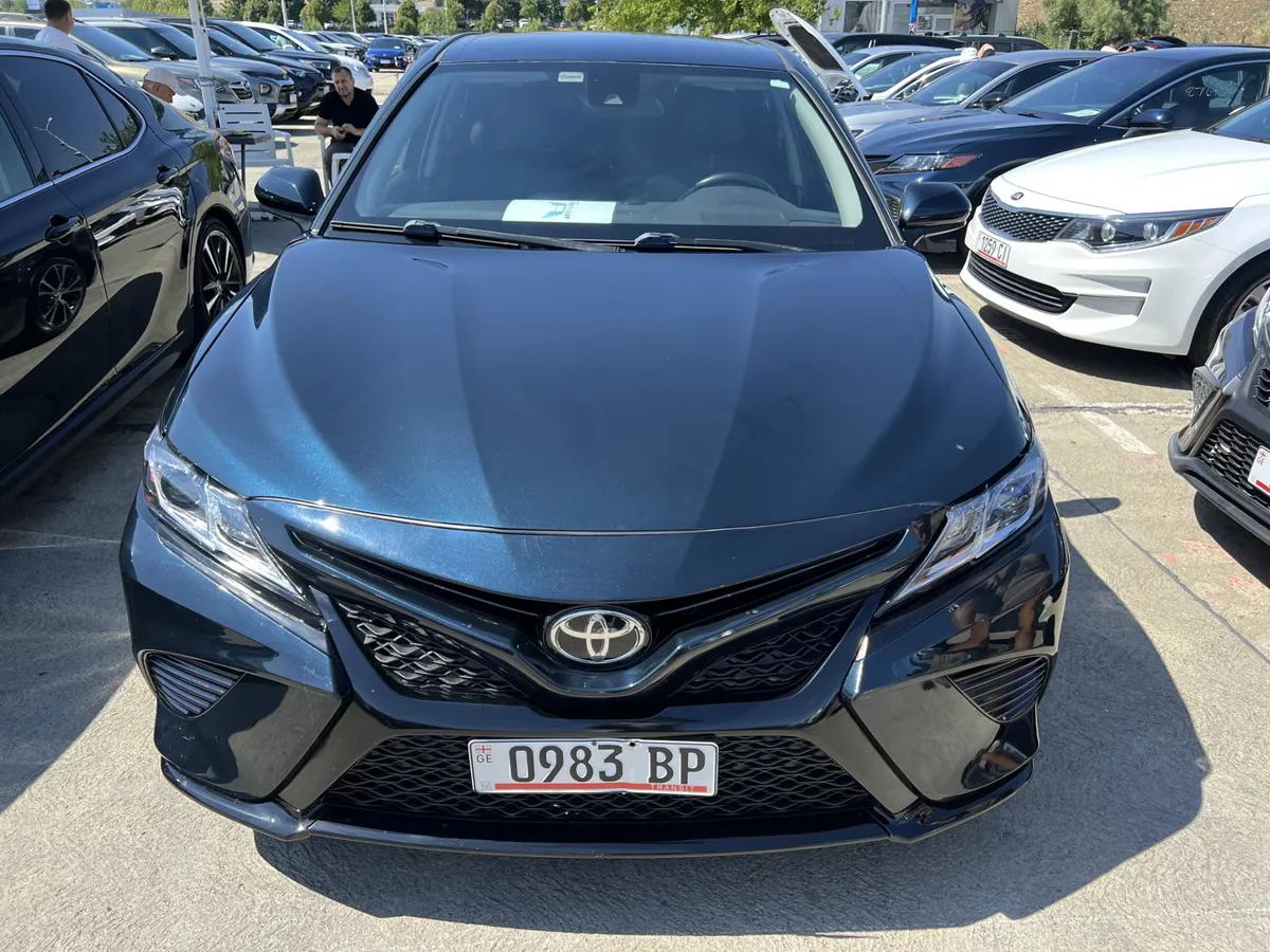 Toyota Camry - фото 1
