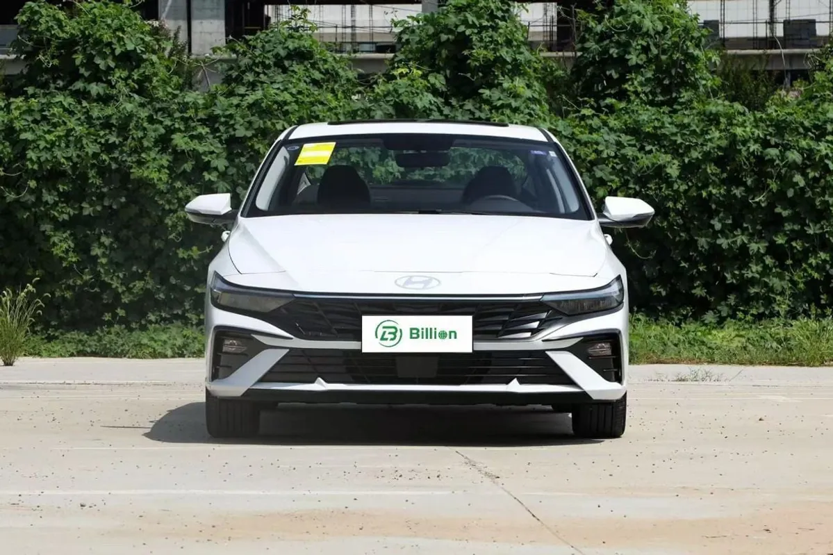 Hyundai Elantra - фото 1