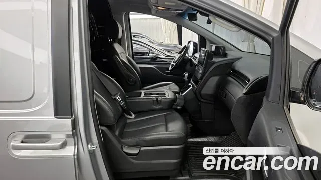 Hyundai Staria - фото 1