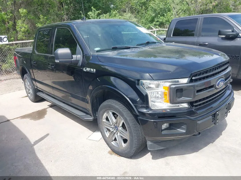 FORD F-150 XLT - фото 1