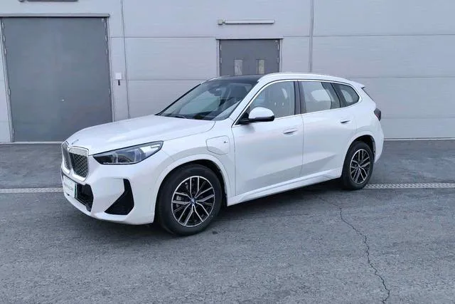 BMW iX1 - фото 1