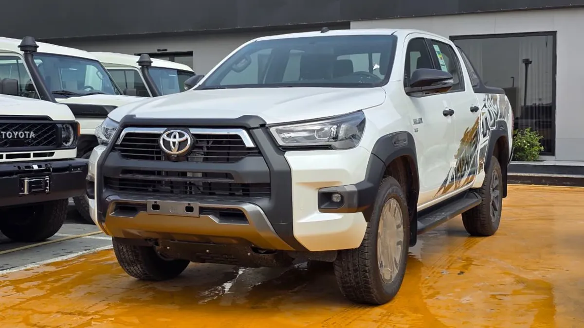 Toyota Hilux - фото 1